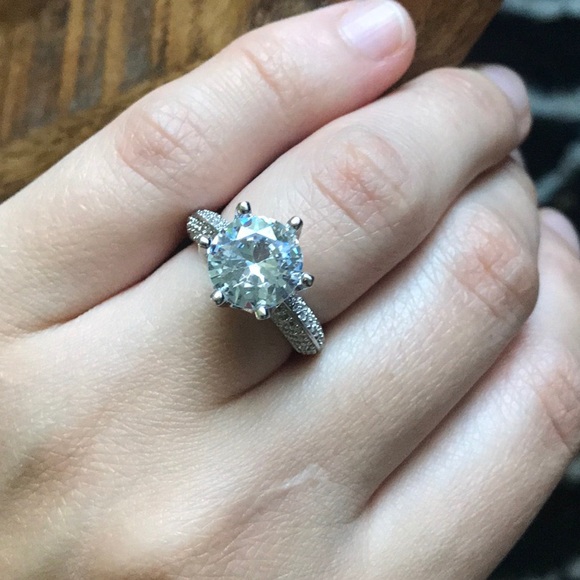 New 925 Silver Round Cut White Sapphire Ring - Picture 4 of 5